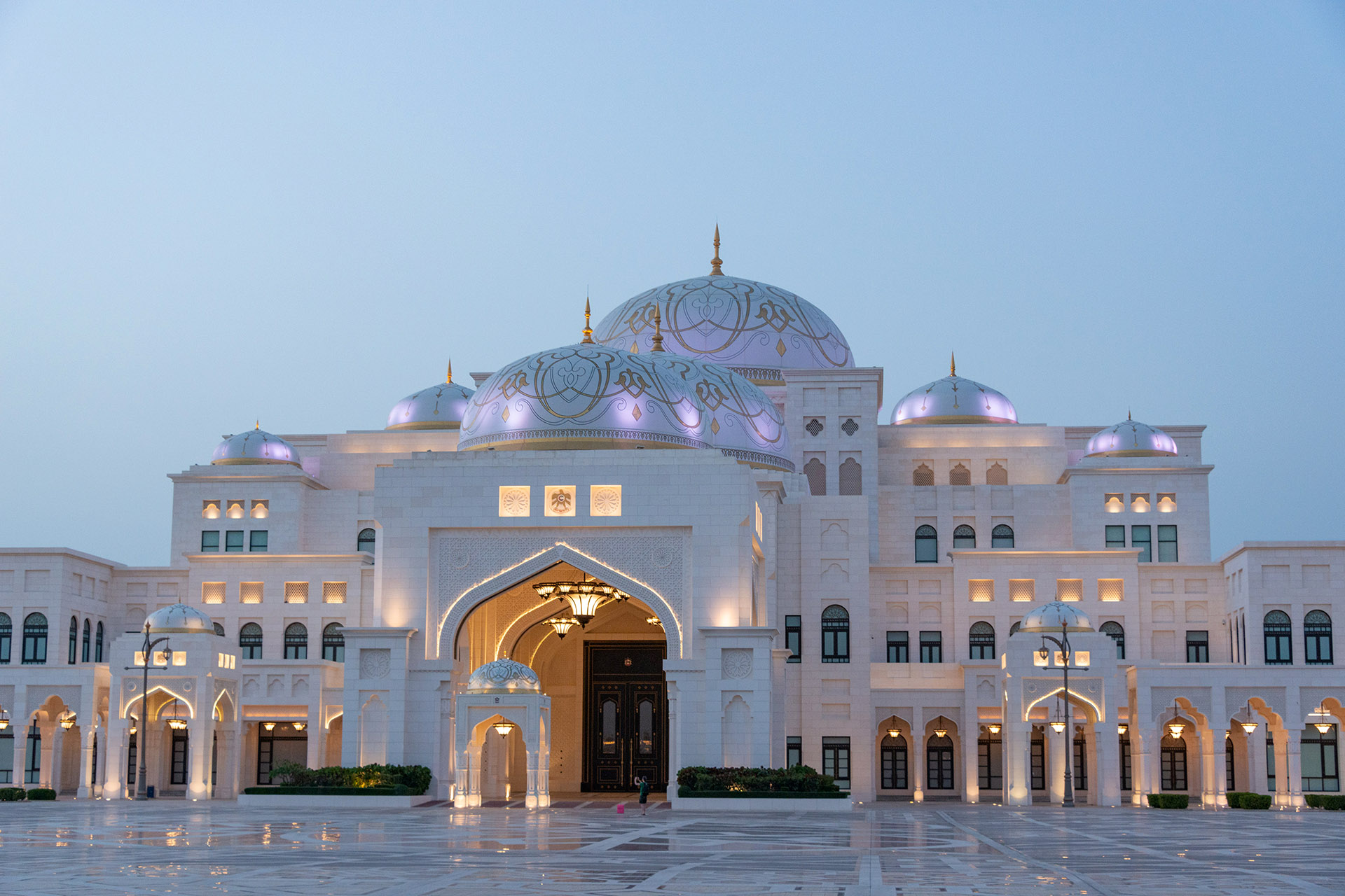 Abu Dhabi in a mini-group with a visit to the Presidential Palace
